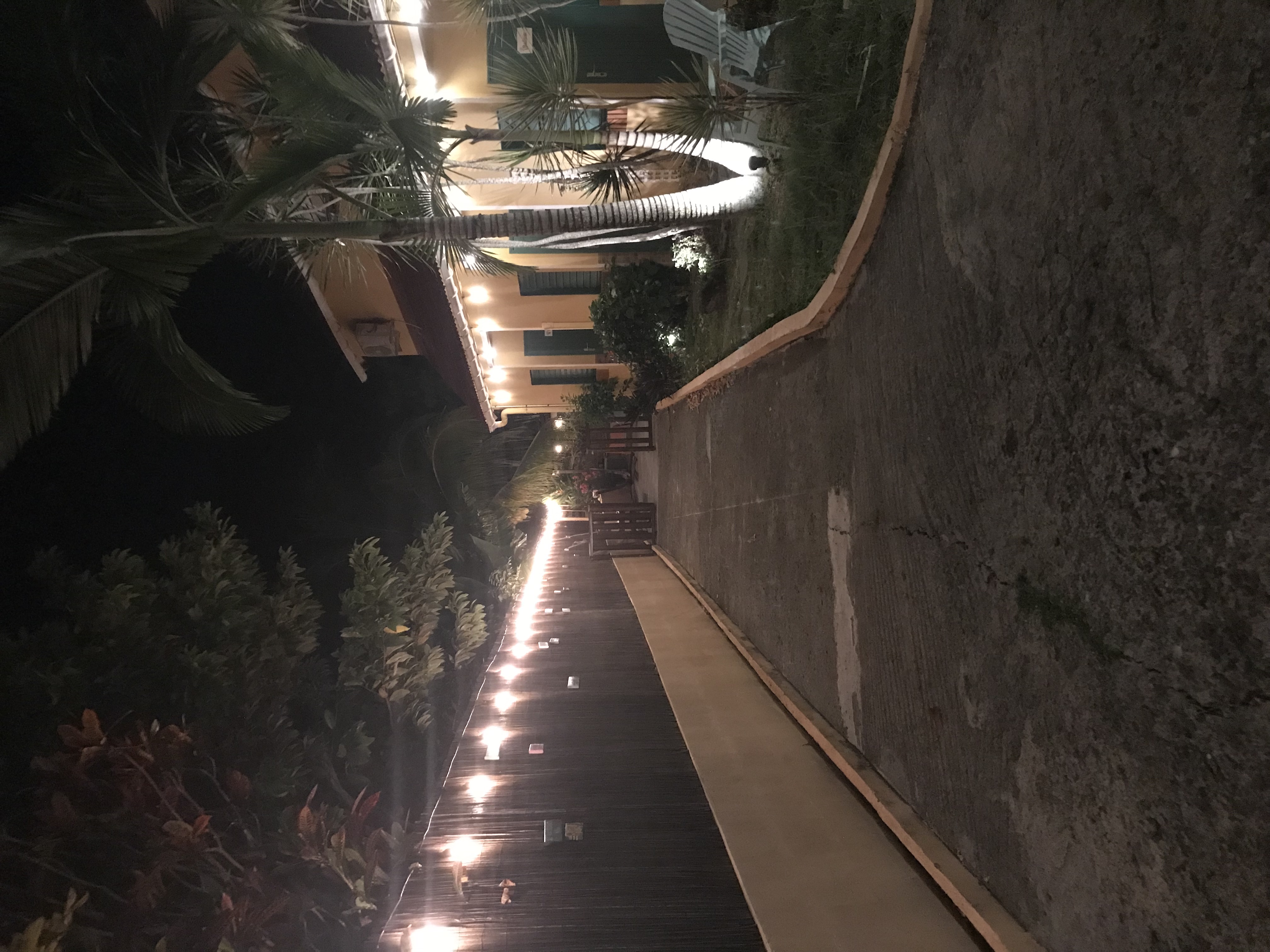 Allée illuminée de la résidence à la tombée de la nuit